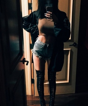 Я сделаю все, чтобы ты почувствовал себя особенным. 💫 В моем элегантном обществе ты найдешь искренность, понимание и удовольствие. Уверяю тебя, что наше время будет незабываемым! 😈 Позволь мне рассказать тебе о моих навыках, которые ты заслуживаешь. Я могу быть твоей нежной горничной, страстной любовницей или твоей экспериментальной партнершей. И снова, Москва – мое прекрасное место обитания. 🌃 Мои возможности широки, и я готова принять любые твои фантазии в счет. 💭 Хочешь узнать больше? Отзывы и фото - все это ждет тебя в моем уютном мире. Свяжись со мной и позволь мне сделать твои мечты реальностью. 🌹😉 14593, 32 года